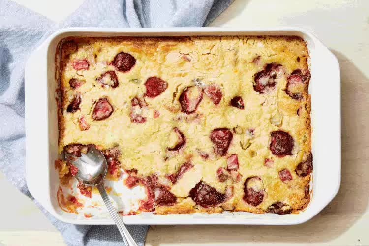 This Fresh Strawberry-Rhubarb Dump Cake Is Almost Too Easy to Make