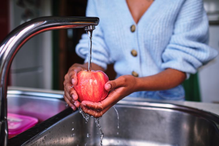 How to Wash Apples to Clean Off Dirt and Pesticides, According to Science 