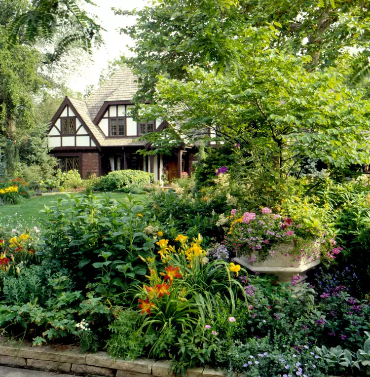 18 Sidewalk Landscaping Ideas for Your Front Yard