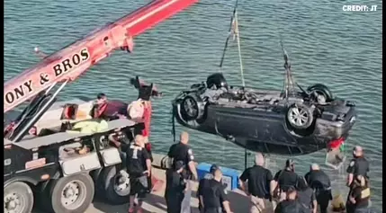 Galveston police: Vehicle drives off Pier 21 with four people inside | Dive teams searching water