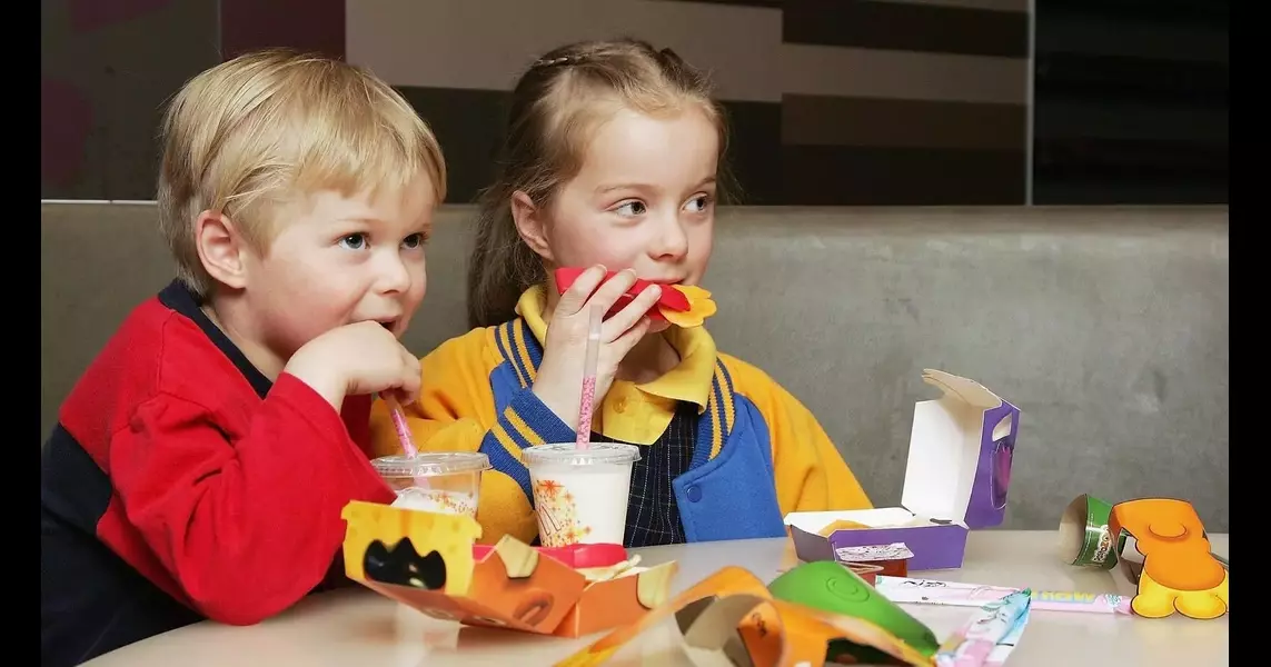 4 Reasons Parents Should Reconsider Feeding Junk Food To Kids