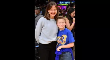 Jennifer Garner takes the plunge as she plays with kids in pool at .9 million Los Angeles home