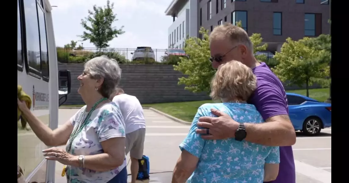 Senior Car Wash raises money for Alzheimer’s awareness in Kansas City area