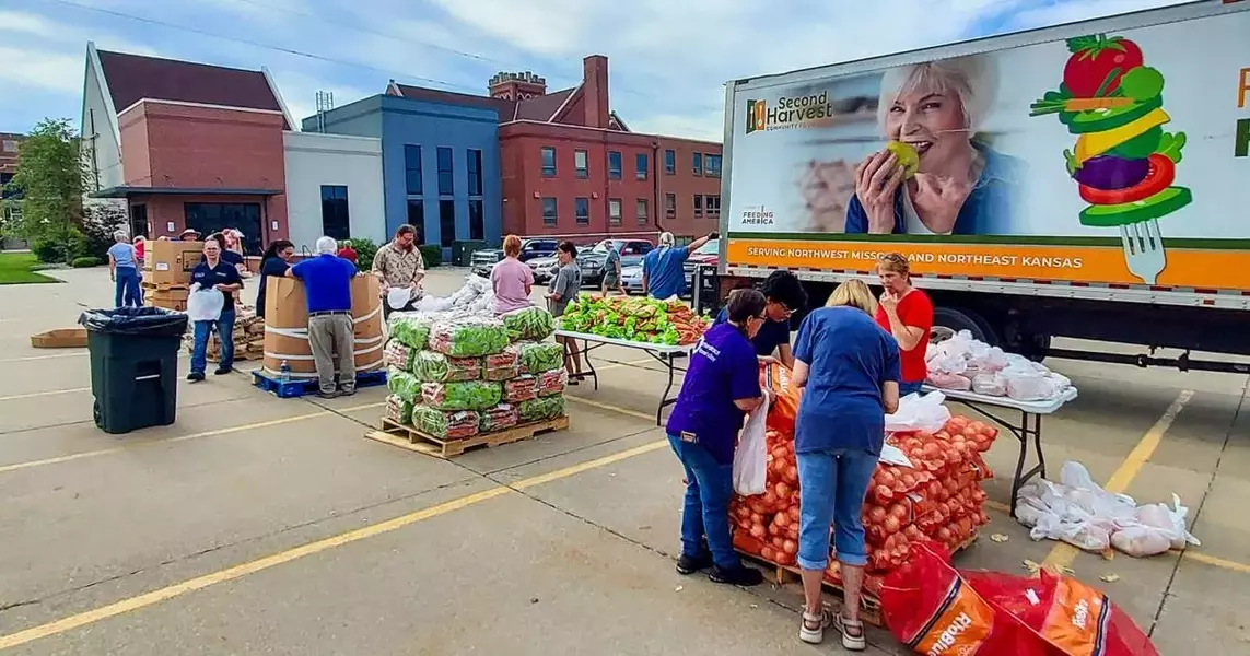 Volunteers help Second Harvest deliver food