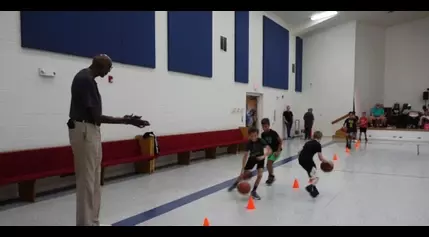 Tallest man in America, former Globetrotter helps kids improve basketball skills