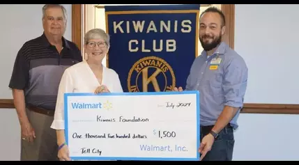 Walmart helps Kiwanis with food boxes