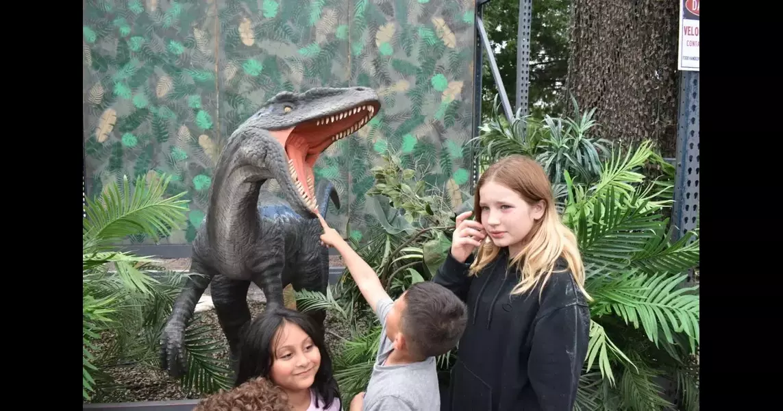 Kids meet dinosaurs