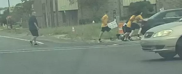 Motorist seizes moment, snaps photo of kids helping woman in distress