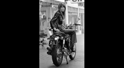 Françoise Hardy, French Pop Singer & Fashion Icon Dies At 80