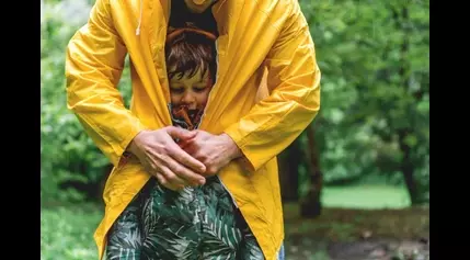 Hysterics at dad’s solution to transferring kids from car to house in storm