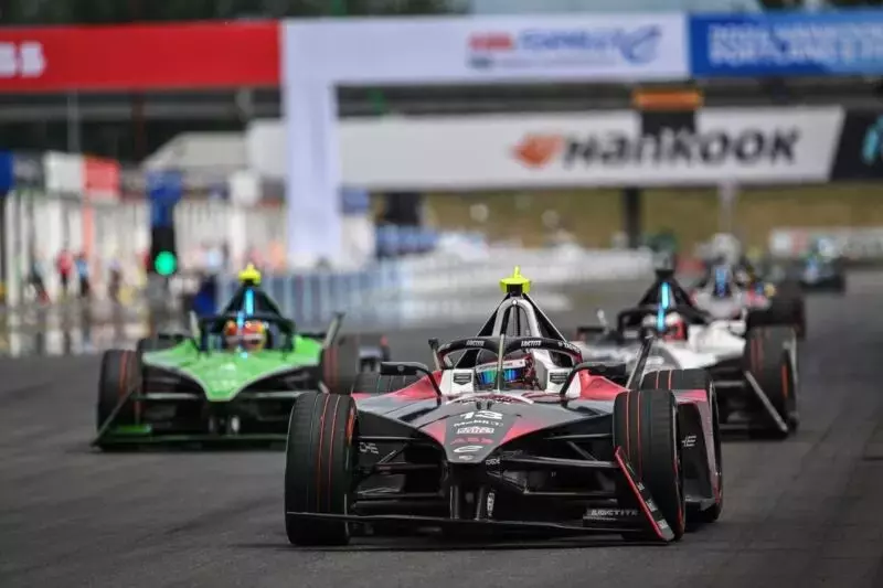 Ars talks EV upgrades and road relevance with Formula E bosses