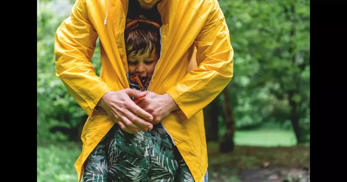 Hysterics at dad’s solution to transferring kids from car to house in storm