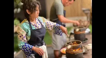 Electricity-free: chef teaches Thai cooking the authentic way