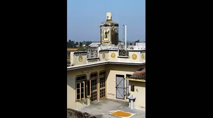 The Indian villages with rooftop sculptures of planes, tanks and cars