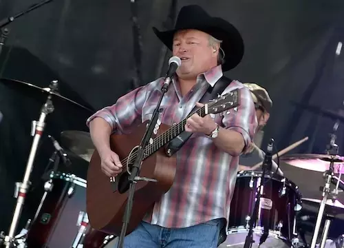 Country music stars battling serious heart issues