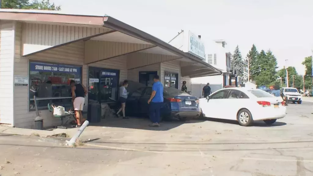 Car crashes into laundromat in Gates