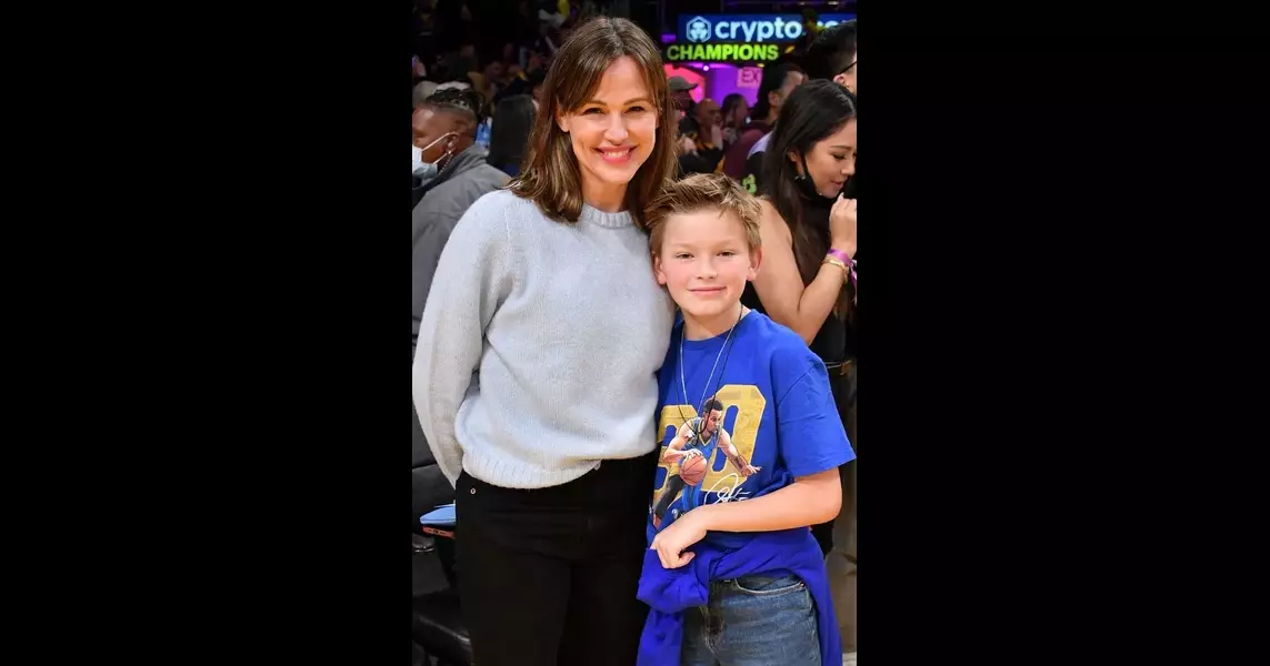 Jennifer Garner takes the plunge as she plays with kids in pool at .9 million Los Angeles home