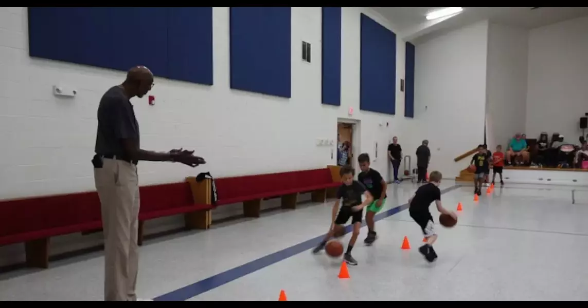 Tallest man in America, former Globetrotter helps kids improve basketball skills