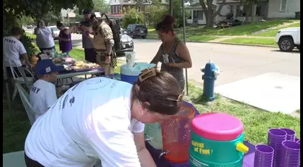 Muscatine family raising money for domestic violence shelter with a lemonade stand