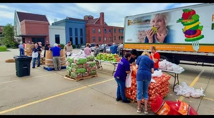 Volunteers help Second Harvest deliver food