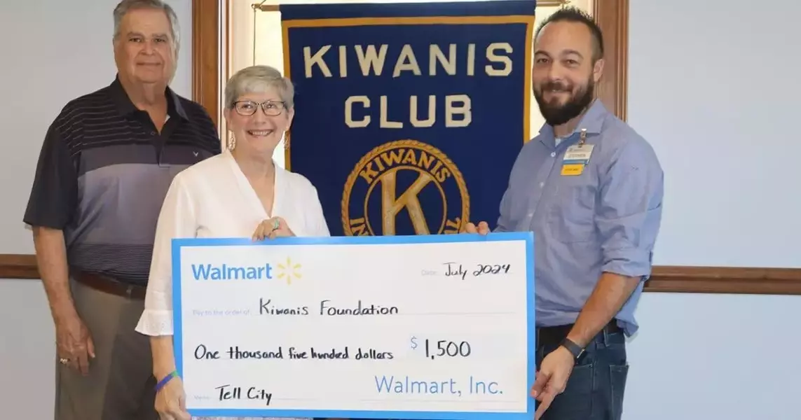 Walmart helps Kiwanis with food boxes