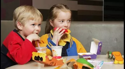 4 Reasons Parents Should Reconsider Feeding Junk Food To Kids