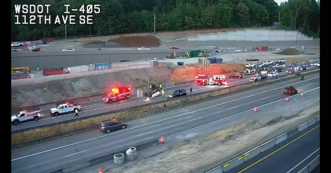 Northbound I-405 closed in Renton for rollover, multi-car crash