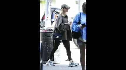 Margot Robbie’s Comfortable Leggings-and-Trainer Look Features 2024’s Next “It” Sneaker