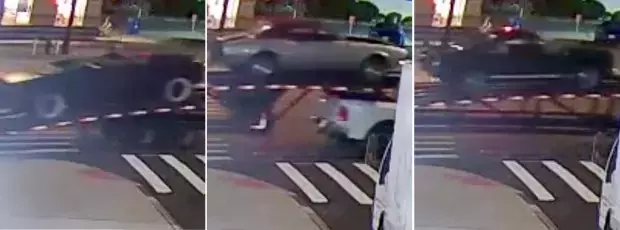 Crooks tow away 3 classic cars in bold Brooklyn heist