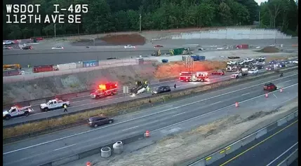 Northbound I-405 closed in Renton for rollover, multi-car crash