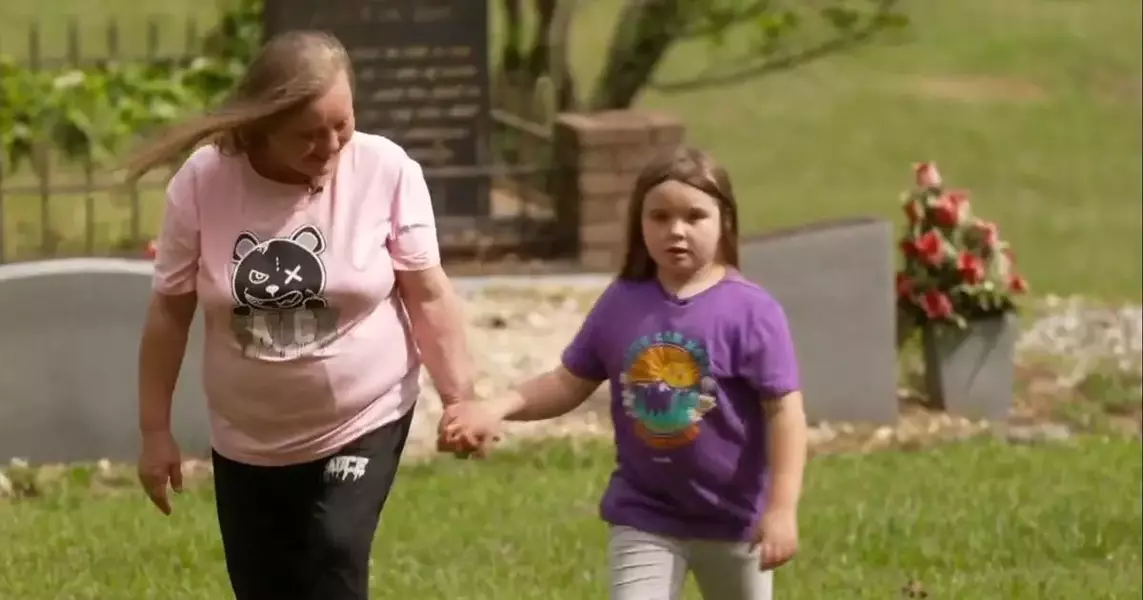 Girl gets to keep money raised for mom’s headstone after one is installed for free