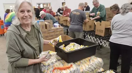 Volunteers Serve Up Holiday Cheer at Northern Illinois Food Bank