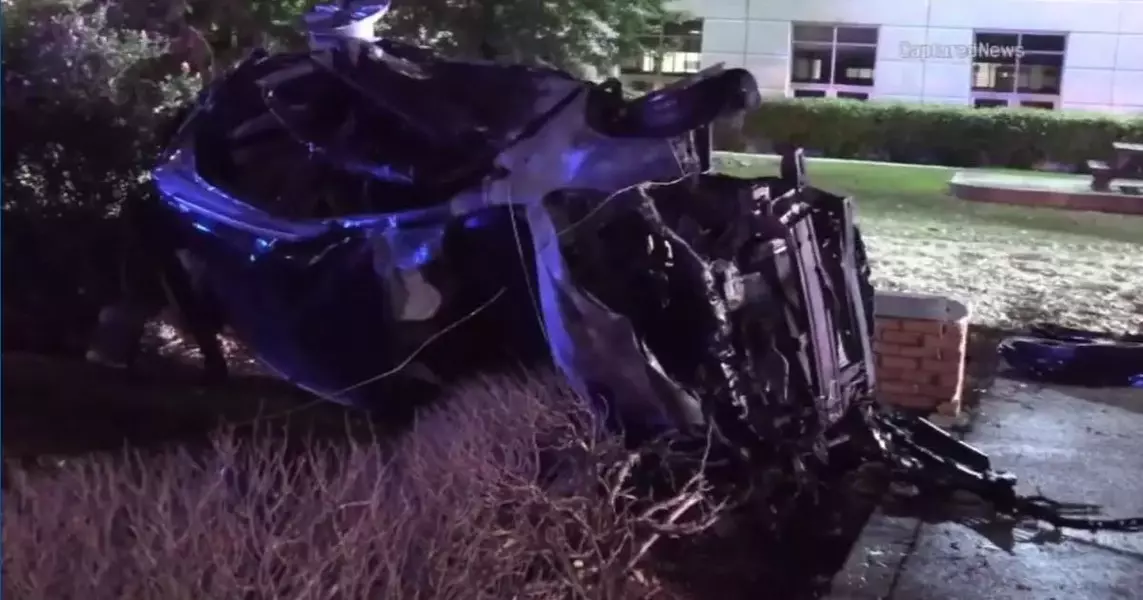 Illinois State Police trooper rescues dogs from burning car after crash on Jane Addams Memorial Tollway