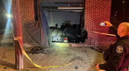 Car crashes into building on Baxter Avenue Sunday morning, Louisville police say