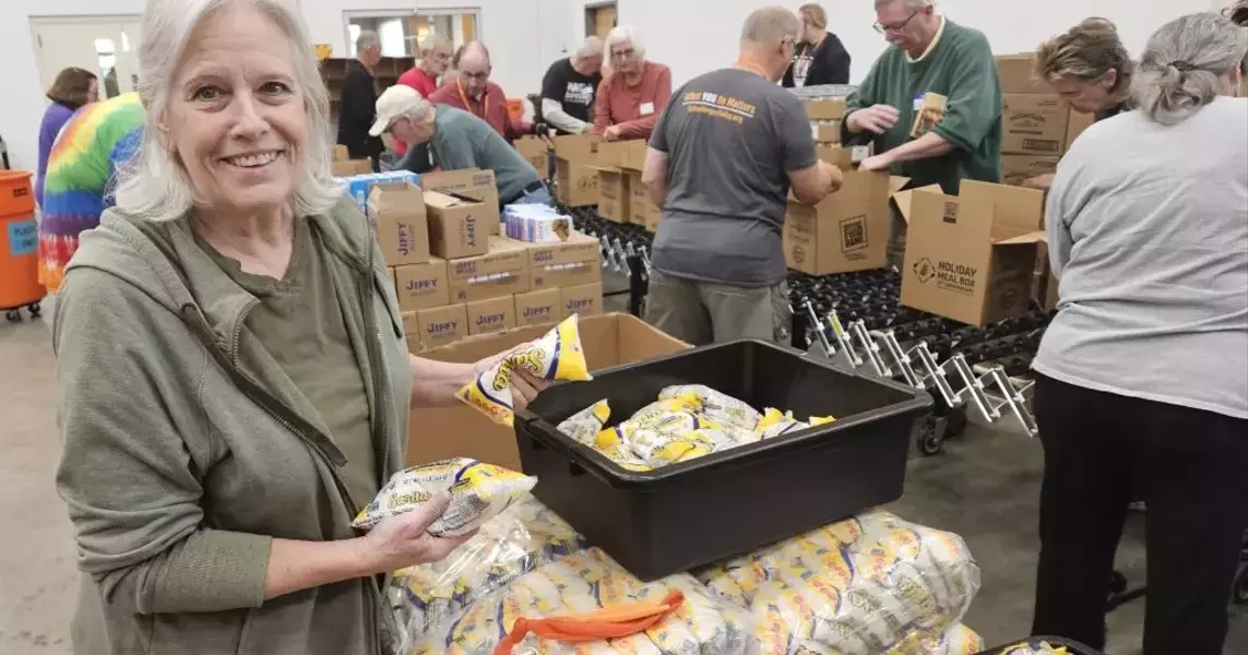 Volunteers Serve Up Holiday Cheer at Northern Illinois Food Bank