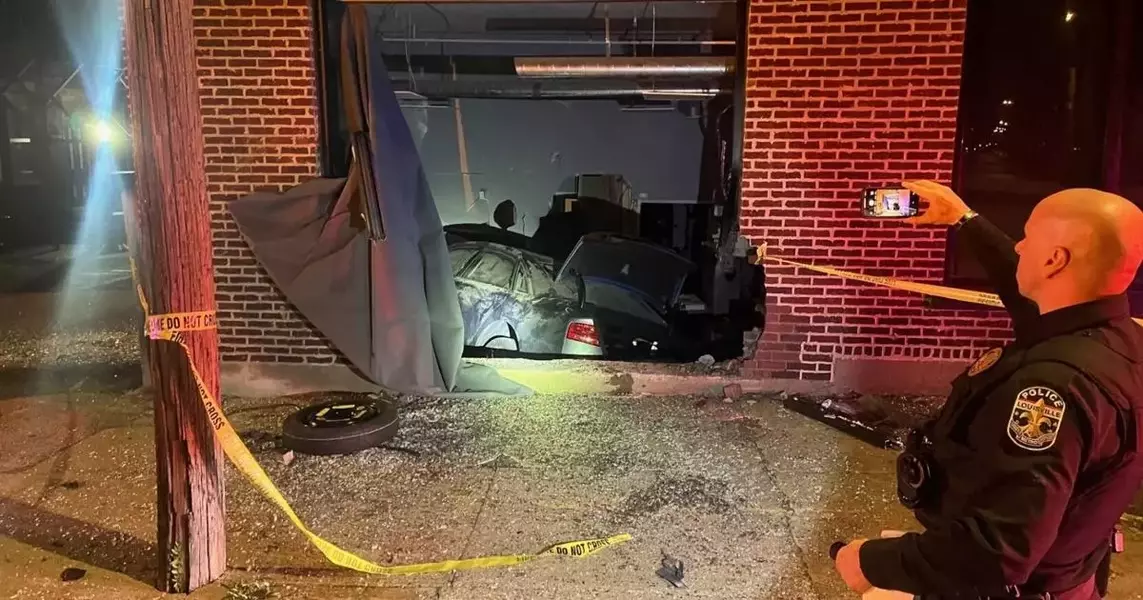 Car crashes into building on Baxter Avenue Sunday morning, Louisville police say