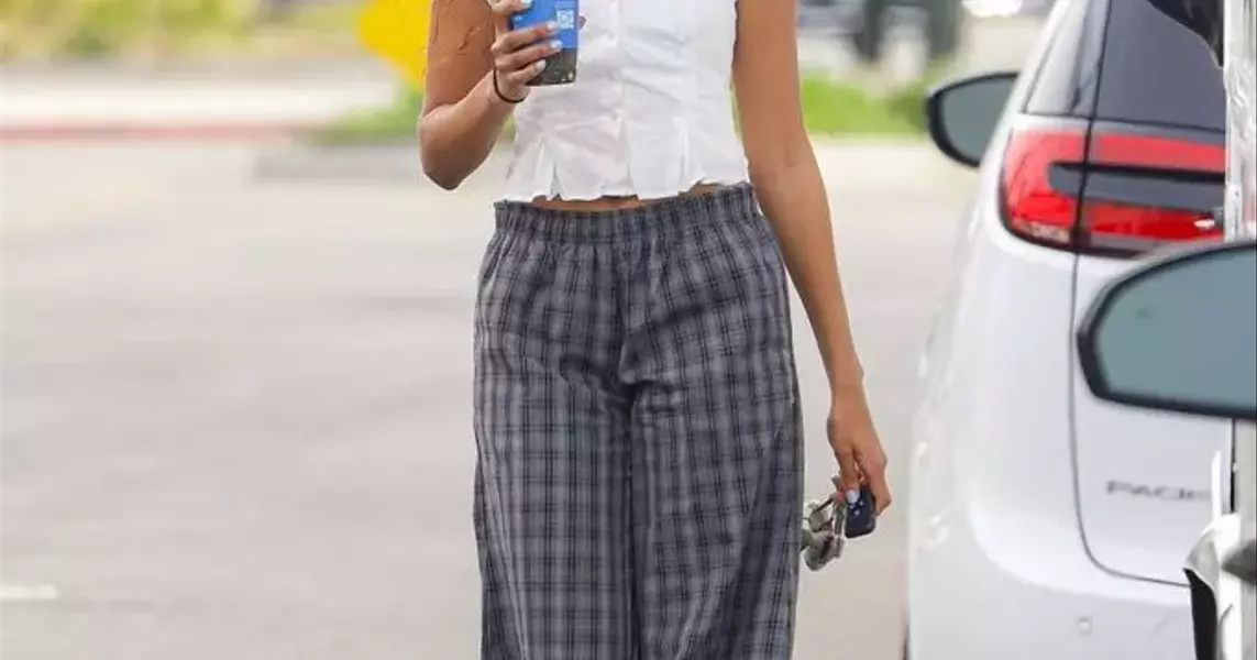 Malia Obama Spotted Makeup-Free in LA with Fashionable Outfit