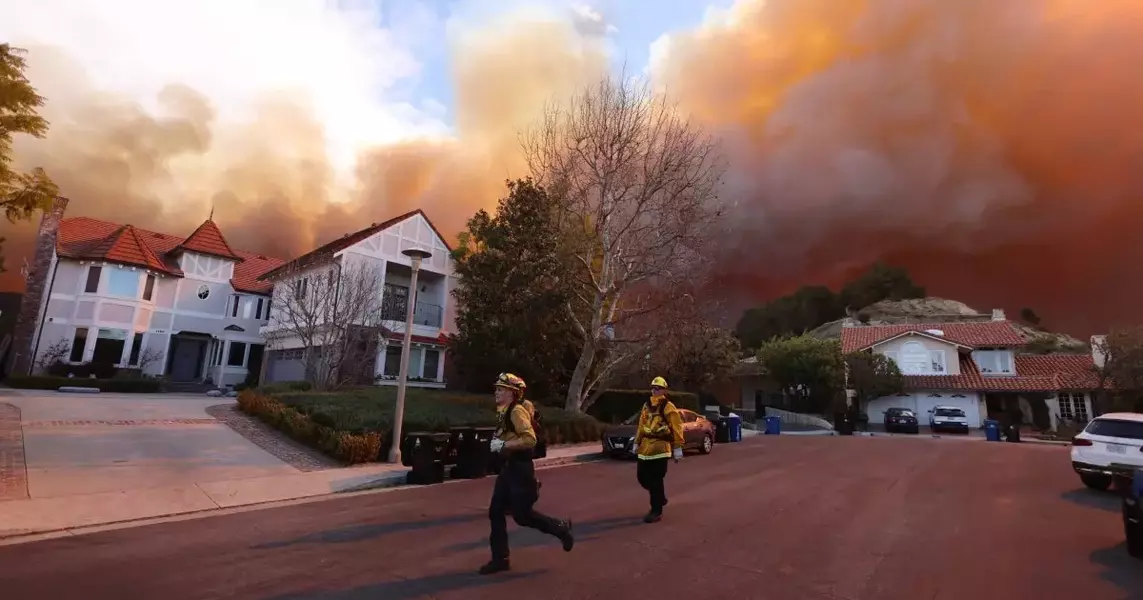 Flames Force Evacuations in Celebrity-Filled Pacific Palisades