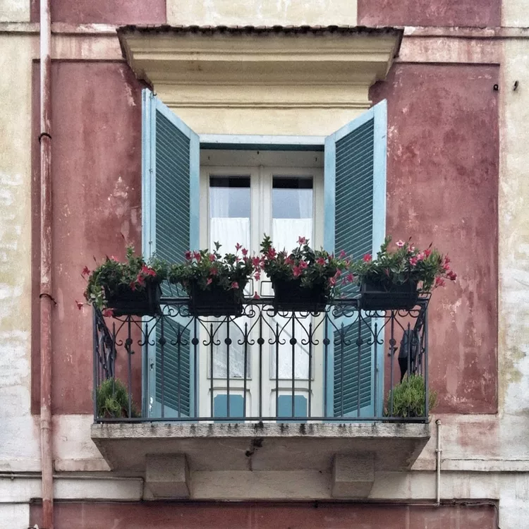 10 Dog-Friendly Ideas for Apartment Balconies